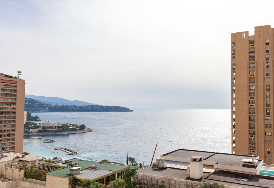 In Vendita Elegante Appartamento con 2 Camere da Letto a Monte Carlo con Vista Panoramica sul Mare